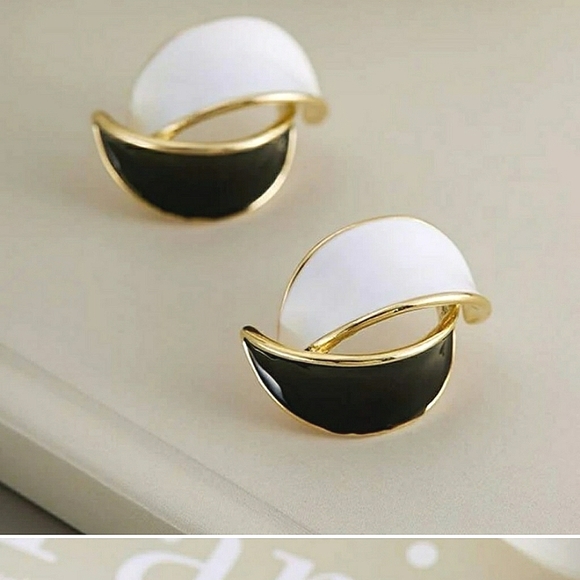 Elegant Fashion Jewelry Black & White Stud Earrings, NWT - Picture 2 of 5